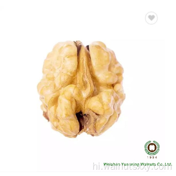 नई फसल अखरोट को हल्के रंग के साथ खोल दिया